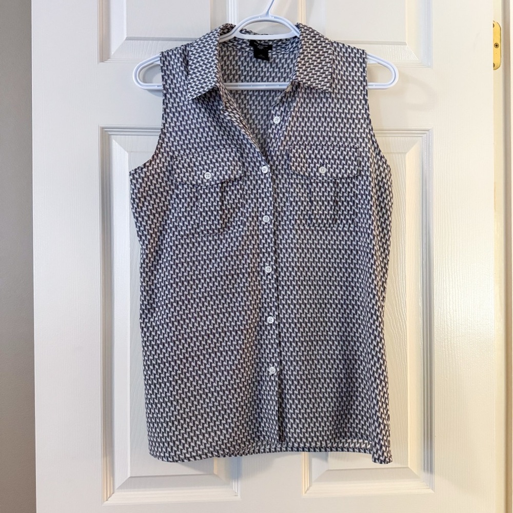 #31 Ann Taylor Black and White Sleeveless Button Down Shirt, Size S, ptp 18”